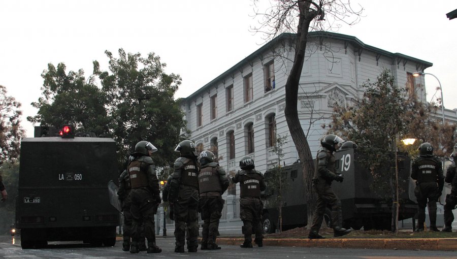 Encapuchados atacan oficina del rector en el Liceo de Aplicación
