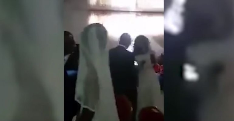 Amante de novio ingresa a su boda y la interrumpe vestida completamente de novia