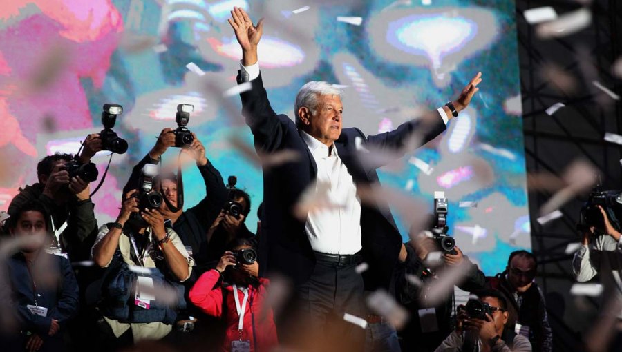 López Obrador logra histórica victoria para la izquierda en México y llama a la reconciliación