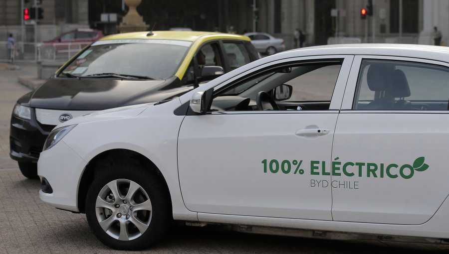 Electromovilidad: Gobierno adjudica primeros 60 taxis eléctricos para Santiago