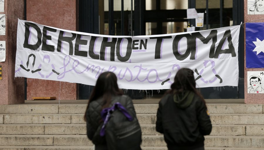 Estudiantes de Derecho bajan toma feminista en Universidad de Chile