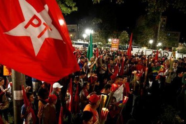 Partido de los Trabajadores subiría impuestos a bancos si su candidato gana presidenciales en Brasil