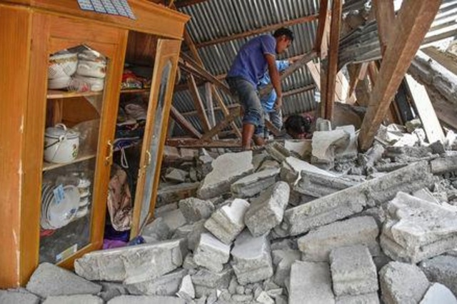 Poderoso terremoto golpea centro turístico de Indonesia, al menos 14 muertos
