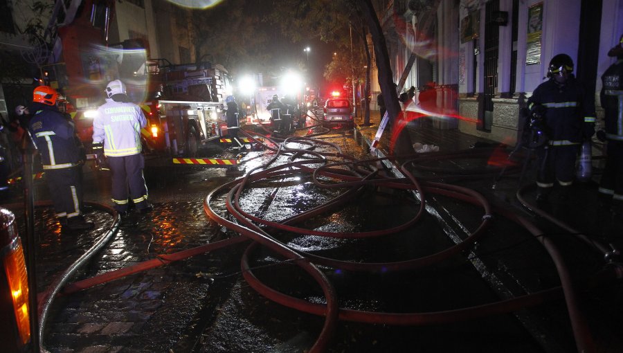 Incendio destruyó bodegas de Tienda Belsport: Ladrones con oxicorte lo habrían originado