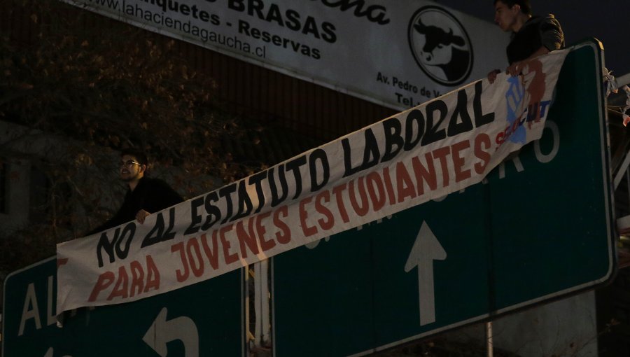 Protesta de Estudiantes por Estatuto Laboral: Se toman señal de transito a pasos de Plaza Italia