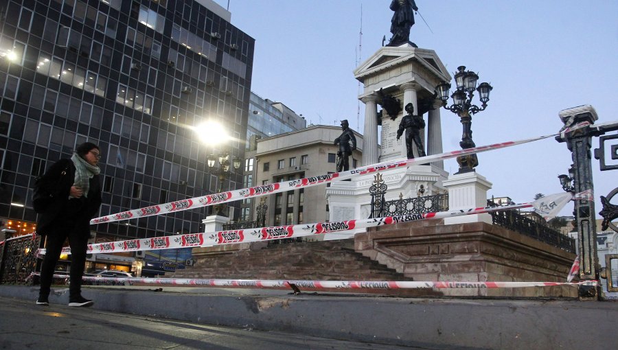 Cabo de la Armada chocó con rejas de monumento a Prat en Valparaíso