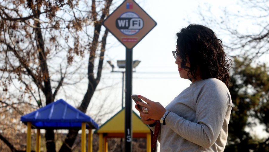 Se inauguran 10 puntos de "wifi" gratuito en diferentes plazas de Santiago