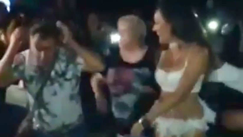 Hombre es sorprendido bailando con "stripper" por su esposa y le da paliza en público