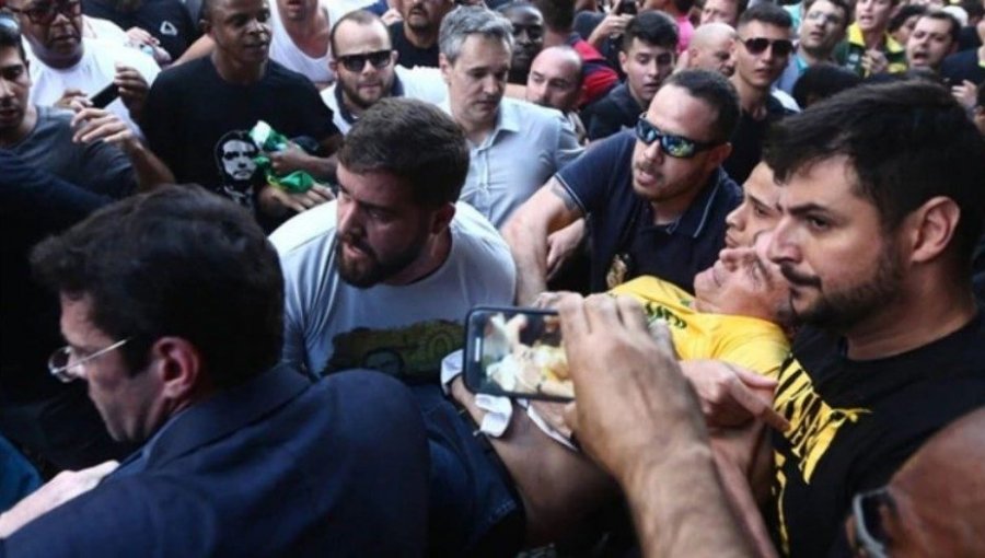 Atacan con cuchillo a candidato derechista brasileño Bolsonaro en acto de campaña