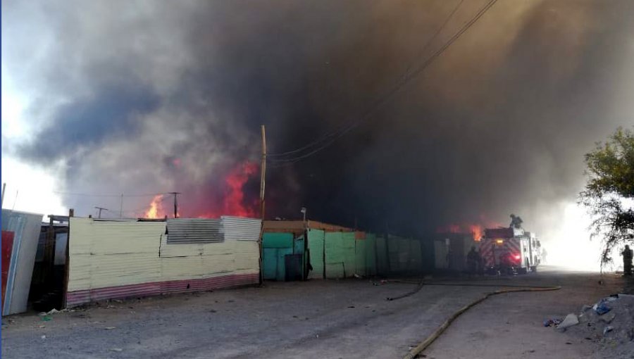 Gigantesco Incendio en campamento de Calama: Más de 400 personas perdieron su hogar