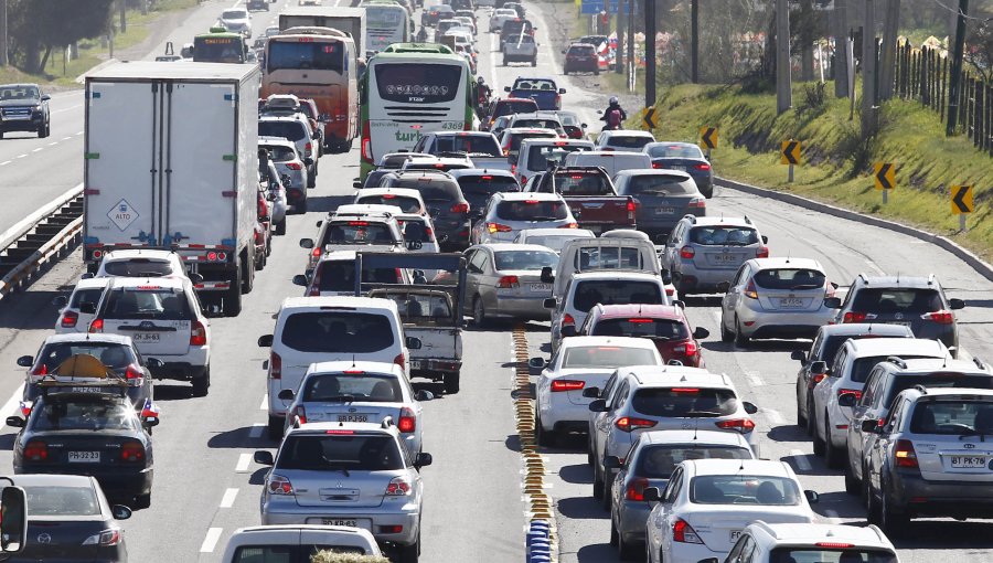 Aumenta flujo en carreteras: Miles de vehículos abandonan la Región Metropolitana
