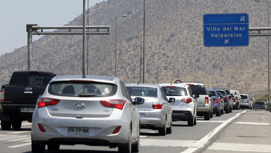 180 mil vehículos dejarán Santiago durante este sábado: Peak será entre las 10 y 14 horas