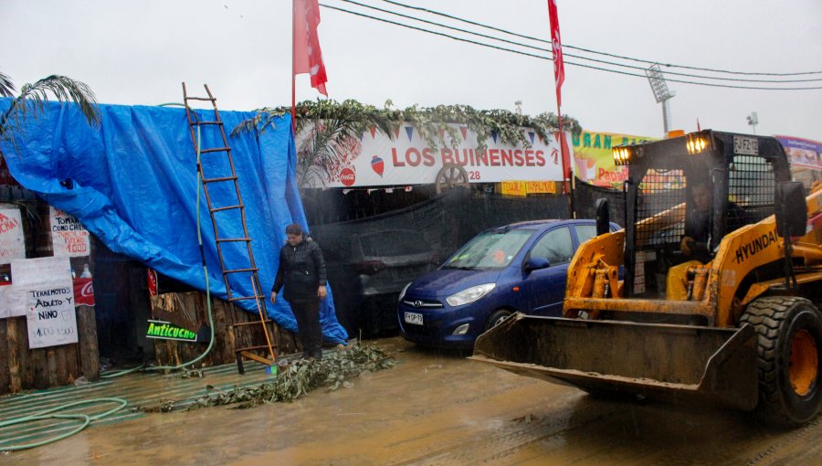 Tras la lluvias en Valparaíso así quedaron las fondas del Parque Alejo Barrios en Playa Ancha