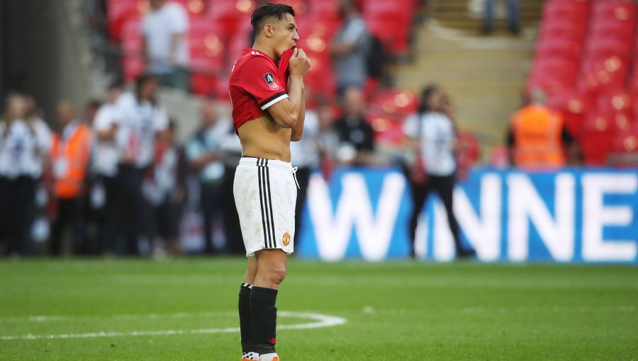 En Inglaterra siguen destrozando a Alexis: "Compite por ser el peor 7 del United"