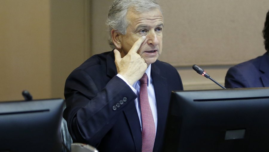 Ministro Larraín espera baja de precios de combustibles por caída en el tipo de cambio