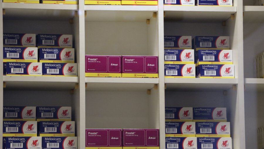 Alcaldes rurales del Gran Santiago urgen por venta de remedios en supermercados