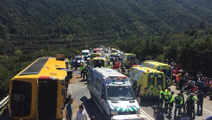 Bus con 46 pasajeros volcó en cuesta La Dormida: 4 heridos graves