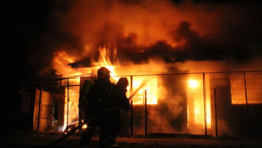 Villa Alemana: Investigan causa de voraz incendio que consumió vivienda en Peñablanca