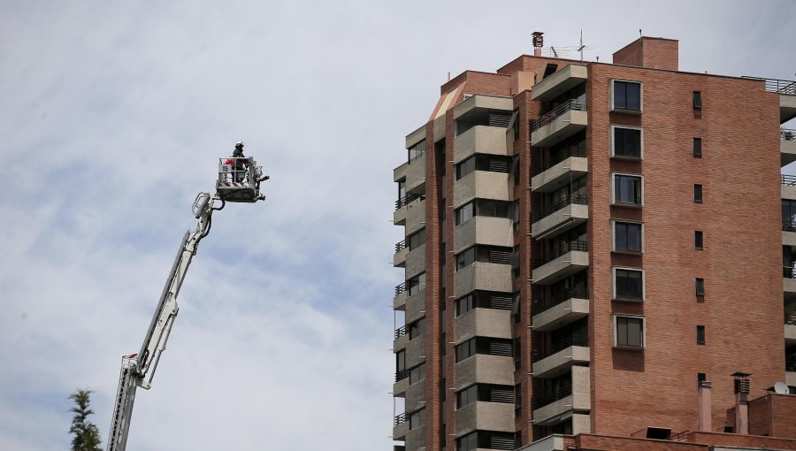 Alarma por incendio en departamento del piso 19 de una torre en Vitacura
