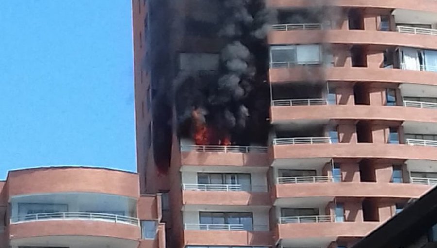 Incendio en Vitacura: Varios pisos de edificio estarían siendo afectados por el fuego