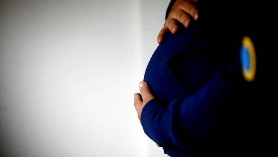 Embarazo adolescente continua bajando y cae a la mitad desde 2012 en Chile