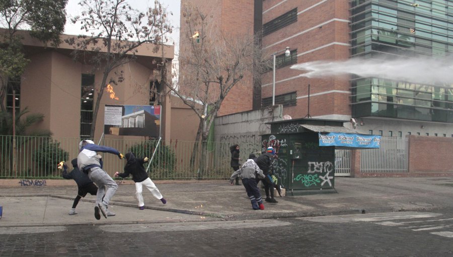 Detienen a 4 alumnos del Liceo Darío Salas por arrojar molotovs a Carabineros