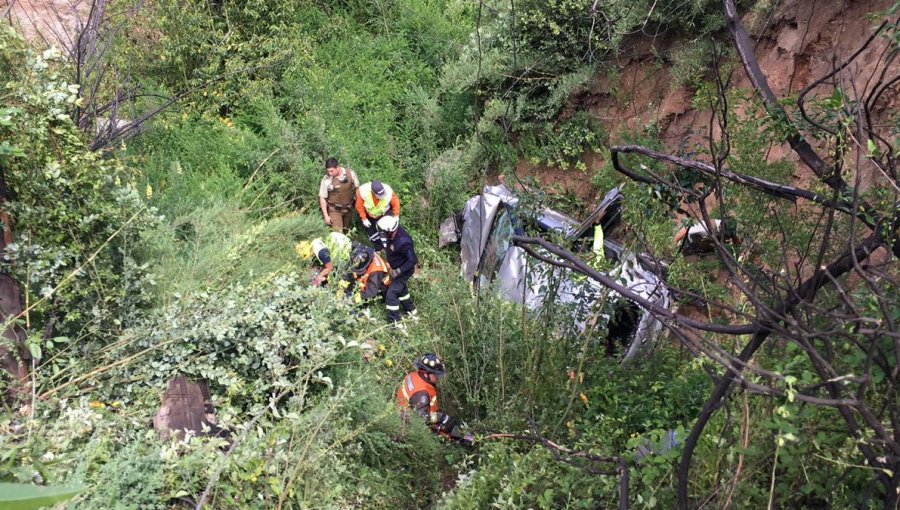 Tres lesionados deja el desbarrancamiento de un vehículo en la ruta Las Palmas en Viña del Mar