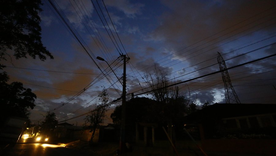1.305 clientes seguían sin suministro eléctrico en Región Metropolitana tras tormenta eléctrica