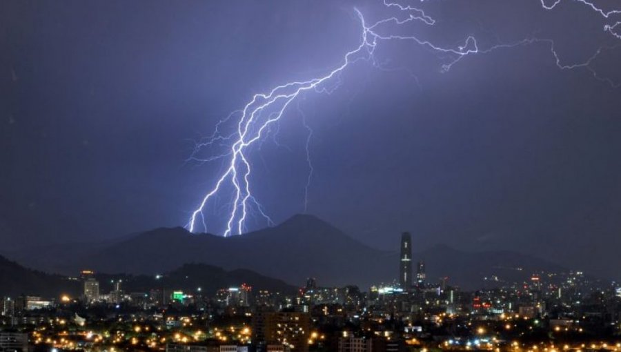 Onemi declara Alerta Temprana Preventiva por tormentas eléctricas en Santiago