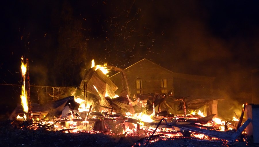 Arauco: Encapuchados quemaron el mejor centro turístico del lago Lanalhue