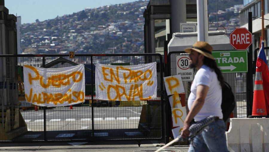 Paro de trabajadores eventuales complica puerto de Valparaíso
