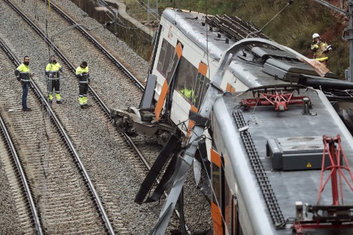 España: Un muerto y 44 heridos al descarrilar un tren cerca de Barcelona