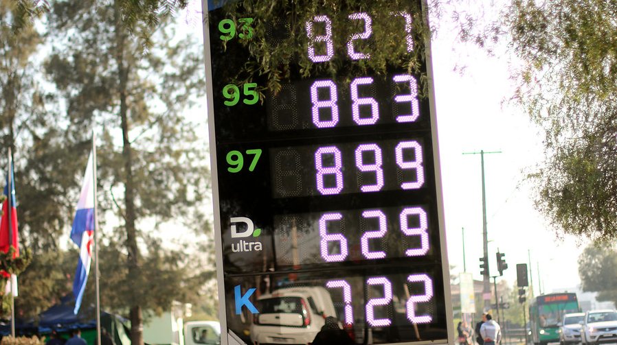 Precio de las bencinas seguiría bajando durante el próximo mes