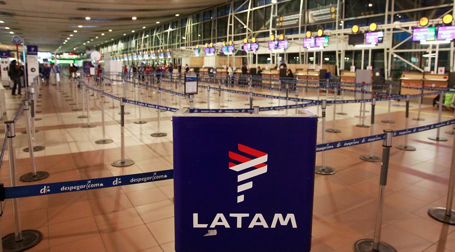 Trabajadores de Latam advierten retrasos y "descontrol" en el Aeropuerto de Santiago