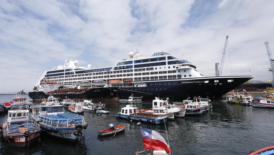 Recala crucero en Valparaíso en medio de dura jornada de protesta