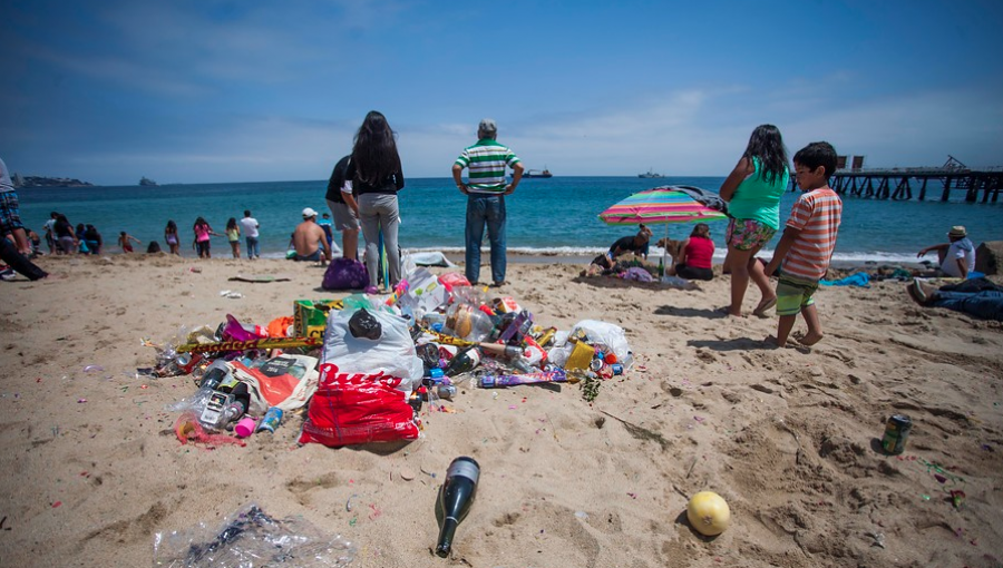Atención, bañistas: Quienes ensucien playas, ríos y parques, arriesgan multa de hasta $200 mil