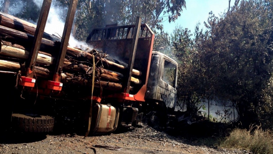 Encapuchados incendiaron un camión en ruta de la provincia de Arauco