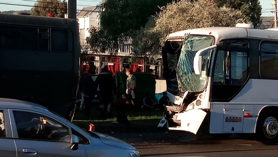 Choque entre bus de Carabineros y otro particular dejó 16 personas lesionadas en Viña