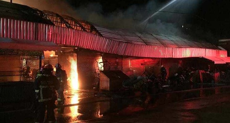 Incendio en galpón de la Vega Central afectó a 11 locales comerciales