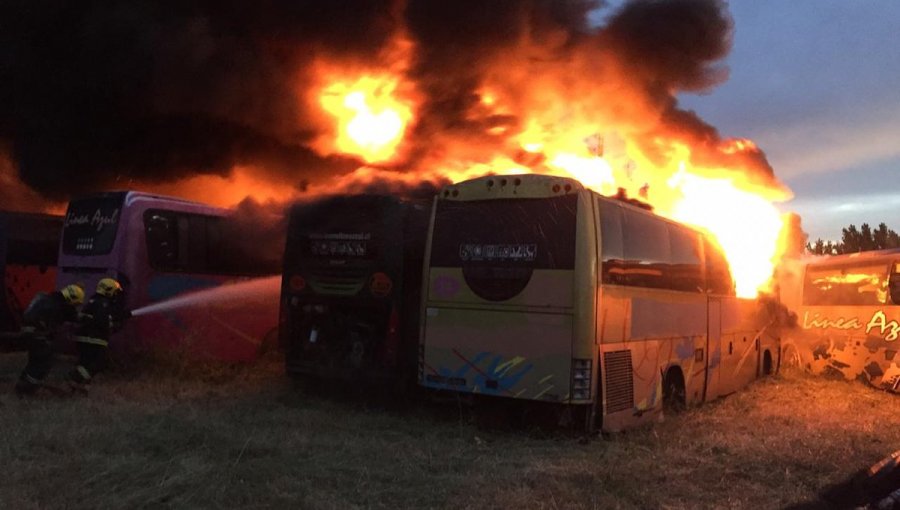 Incendio en Chillán: Al menos 15 buses de la empresa "Línea Azul" fueron consumidos por las llamas