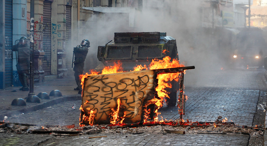 Barricadas, lacrimógenas y molotovs: Duros enfrentamientos en la Av. Errázuriz de Valparaíso