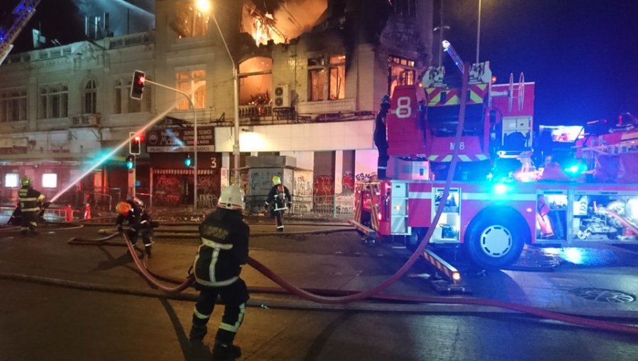 Incendio afectó a edificio comercial del centro de Santiago