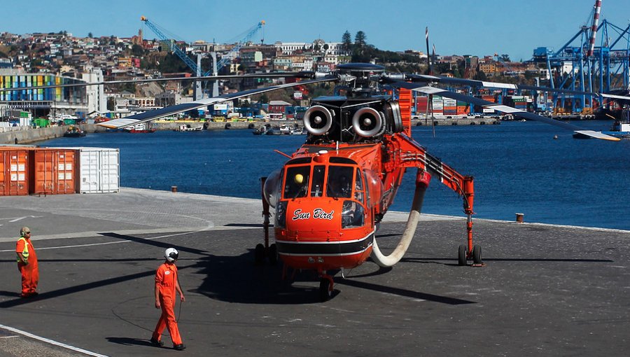 Desembarcaron en Valparaíso dos modernos helicópteros que combatirán incendios forestales en el sur