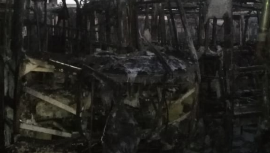 Incendio dejó 21 microbuses destruidos en garita del cerro Los Placeres de Valparaíso