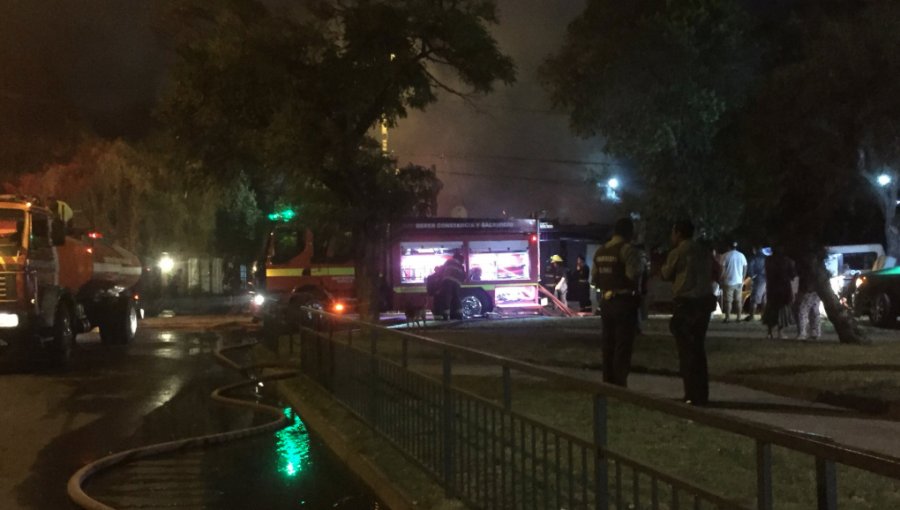 18 personas damnificadas dejó incendio en cuatro viviendas de Puente Alto