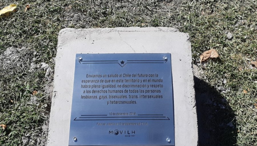 Destruyen placa del primer monumento LGBTI en el cerro Santa Lucía