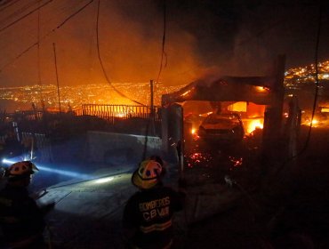 Detienen a sospechoso que habría lanzado bengala en incendio que dejó más de 60 damnificados en cerro Cordillera en Valparaíso