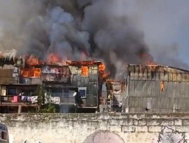 Incendio estructural en cerro Polanco de Valparaíso: dos colegios debieron ser evacuados