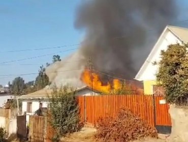 Incendio estructural con peligro de propagación amenaza a una vivienda en Quilpué