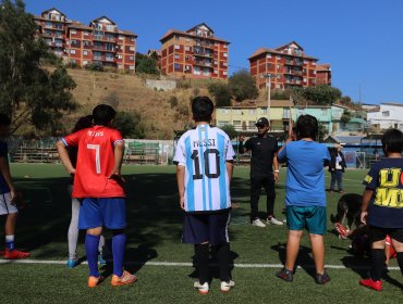 Clubes de fútbol de Valparaíso reciben subvención para mejorar sedes e indumentarias